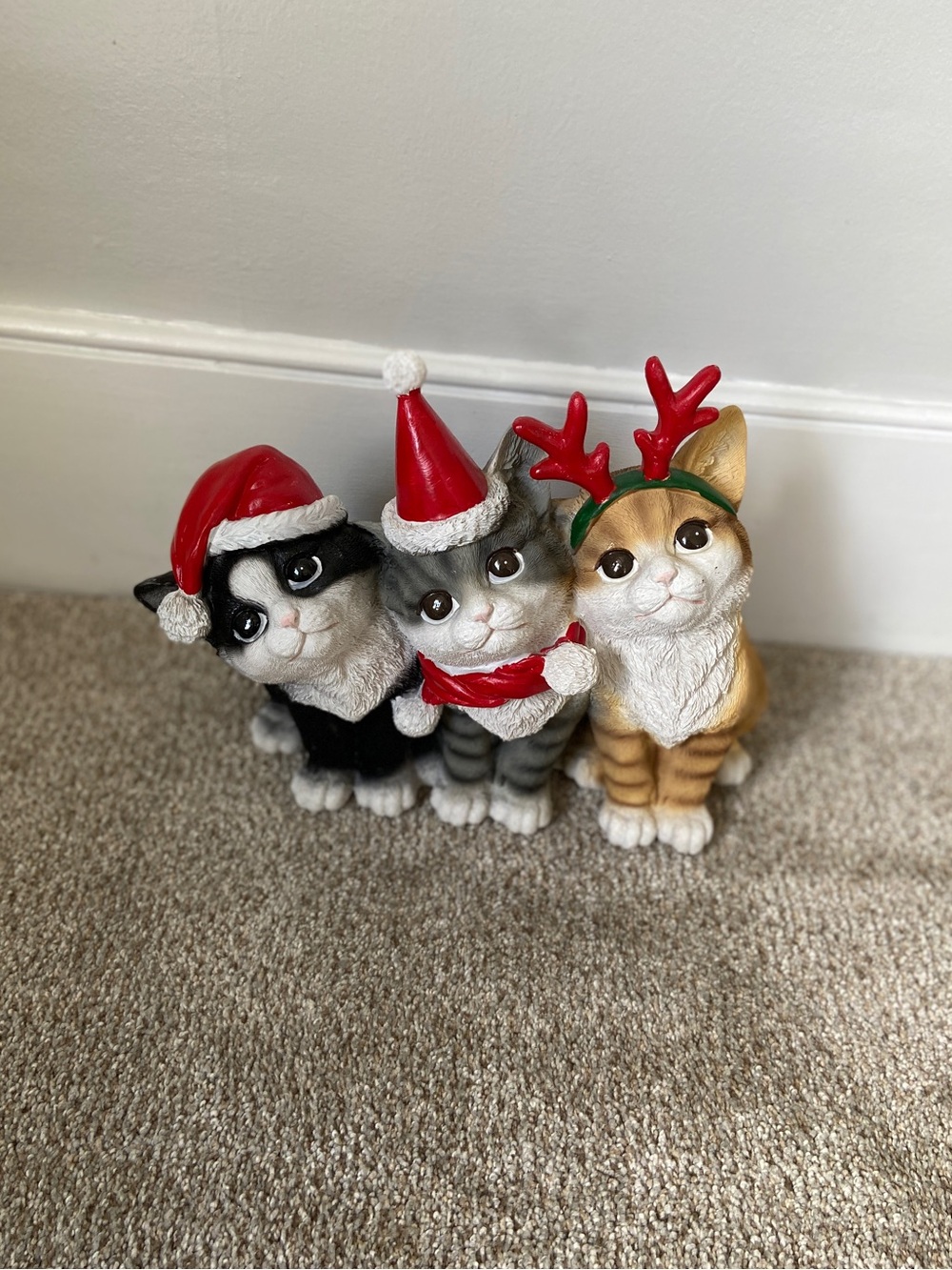 NWOT Christmas Holiday Cat Trio Resin Statue Decor TJ Maxx - Picture 2 of 15